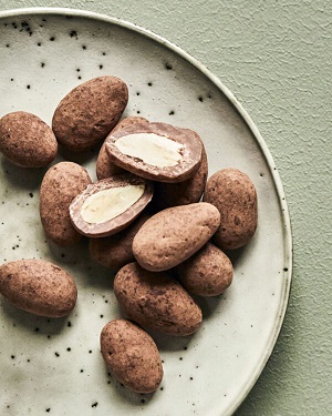 Chocolate covered Almonds, Cocoa