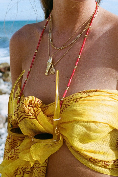 Lady in Red, Glasses Chain